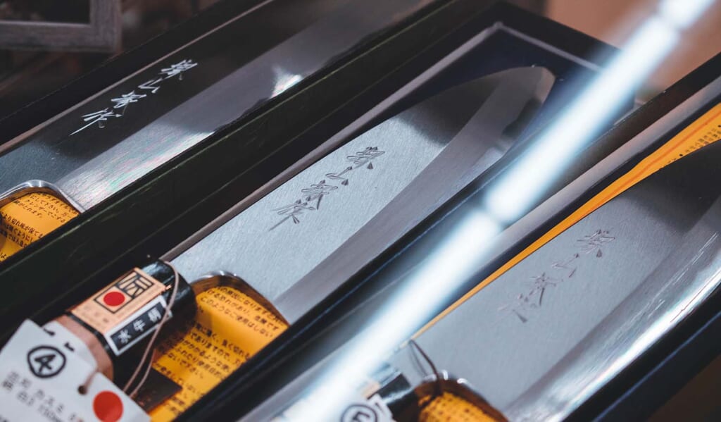 Couteaux traditionnels japonais en vitrine à Sakai