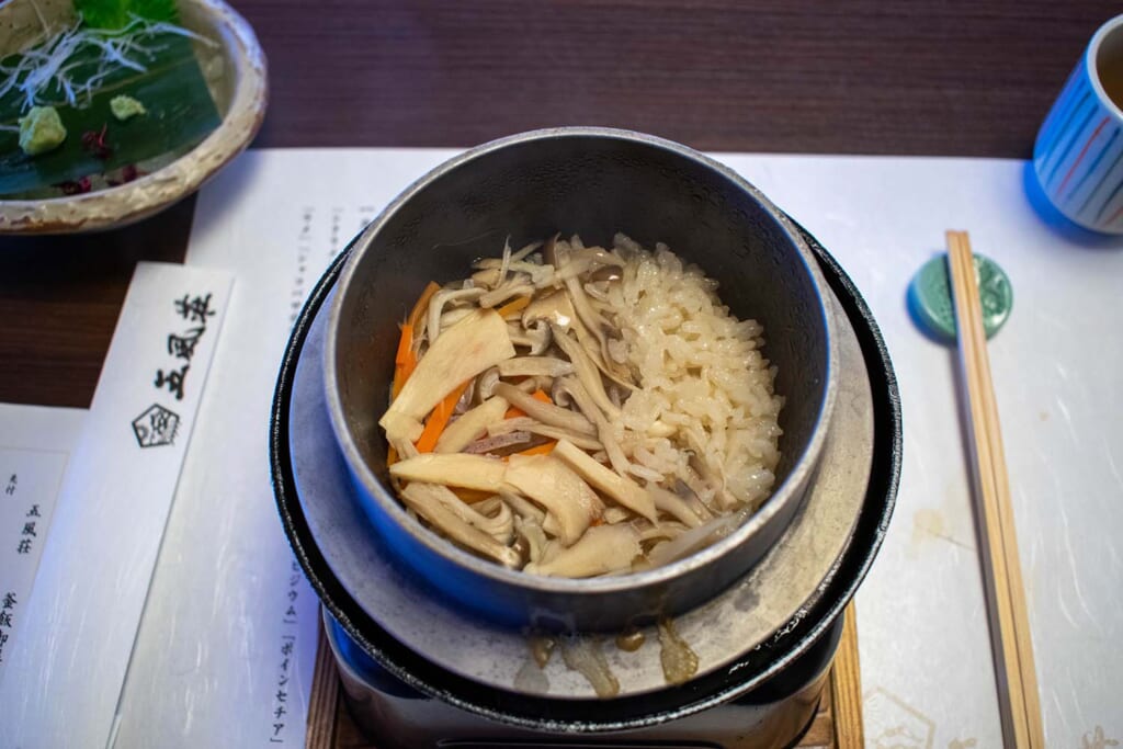 Riz et légumes japonais qui cuisent à la vapeur