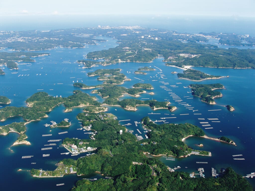 vue aérienne de la baie d'Ago à Ise, Japon