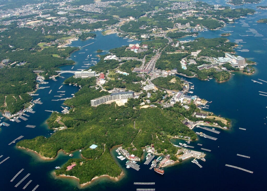 Vue aérienne de l'île de Kashikojima dans la baie d'Ago au Japon