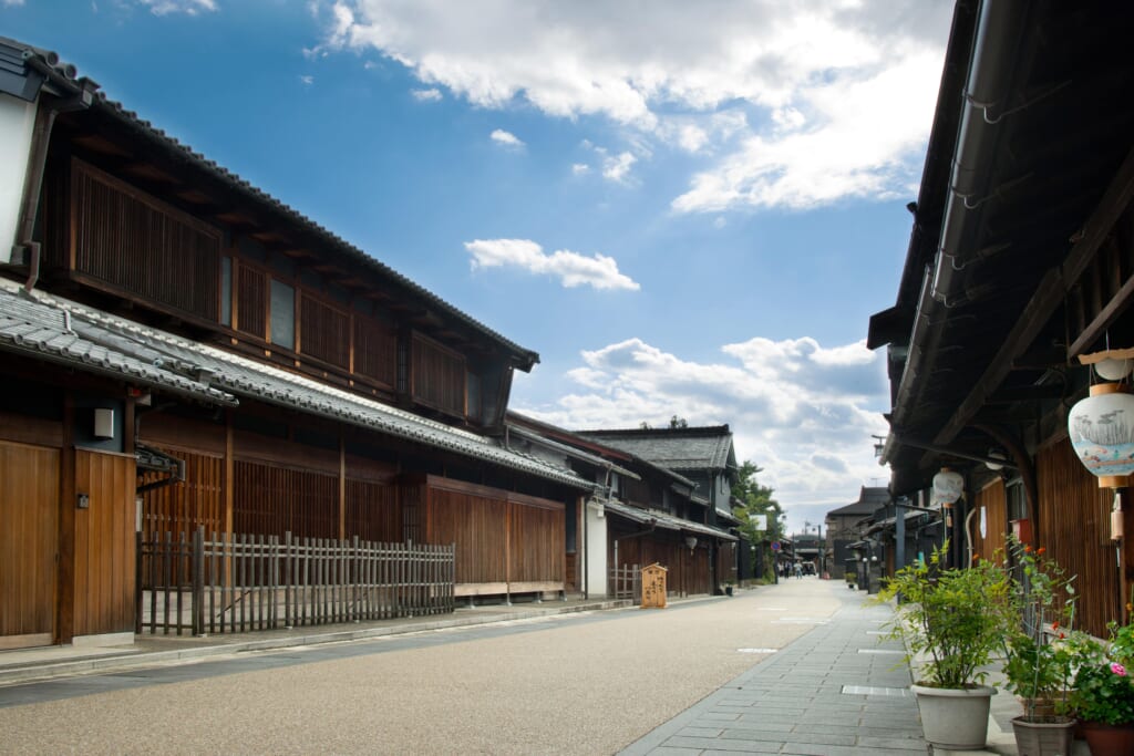 Kawaramachi à Gifu : une rue bordée de maisons traditionnelles japonaises en bois