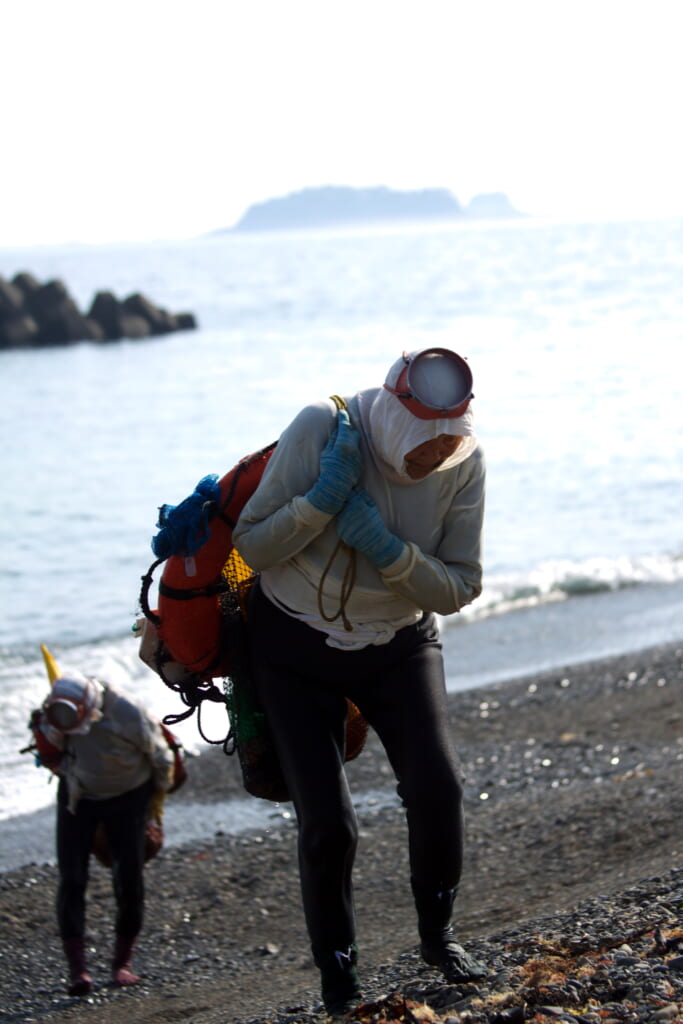 Des pêcheuses japonaises ama de retour de pêche