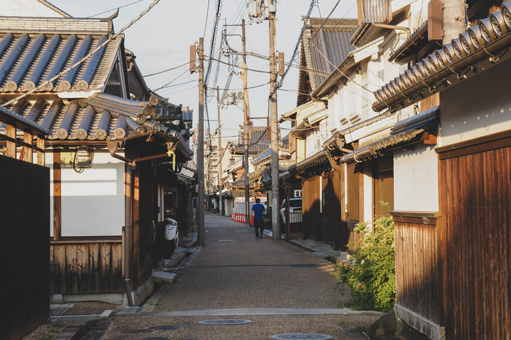 Les ruelles étroites bordées de maisons traditionnelles japonaises à Imaicho, Kashihara, Nara
