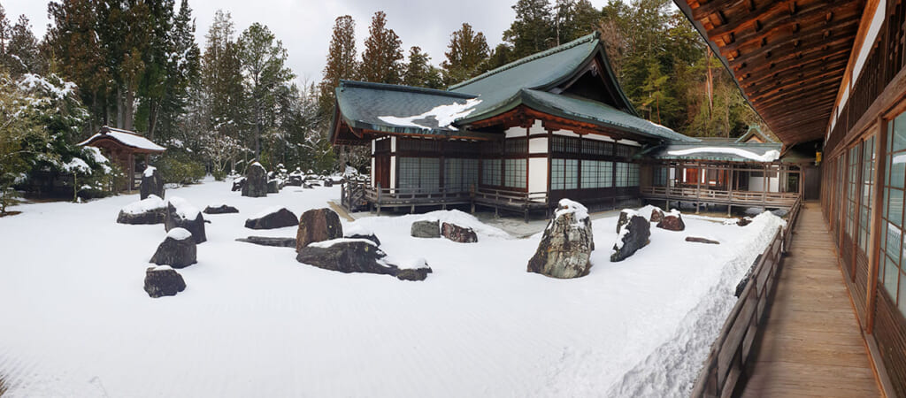 Vue panoramique du jardin sec du temple Kongobu-ji recouvert de neige