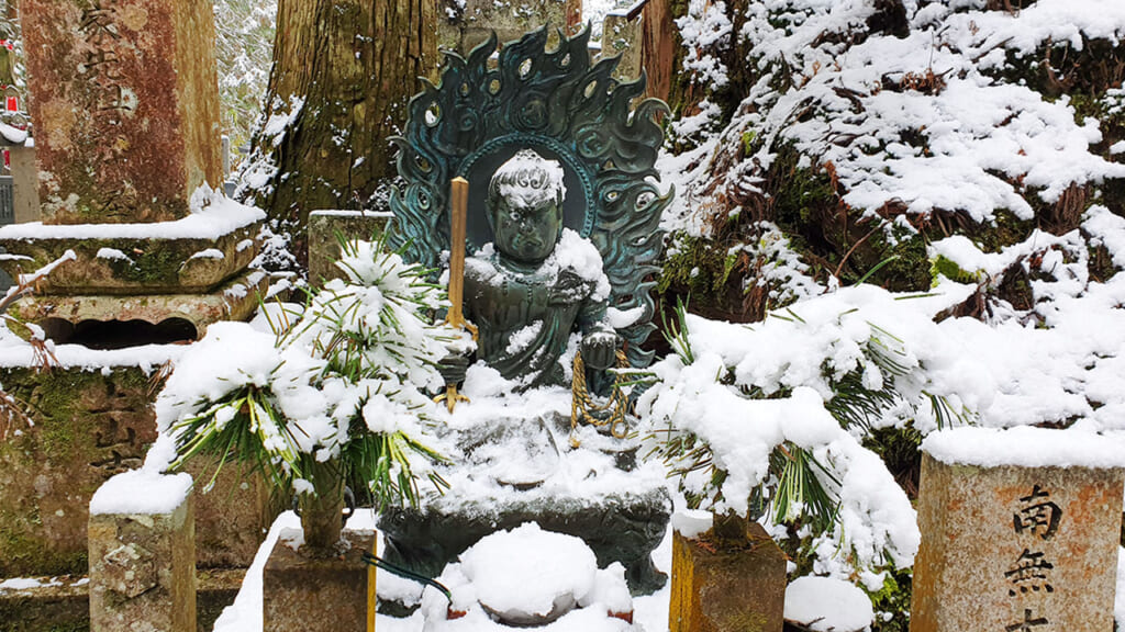 Statue de la divinité bousshiste Fudo Myoo sous la neige