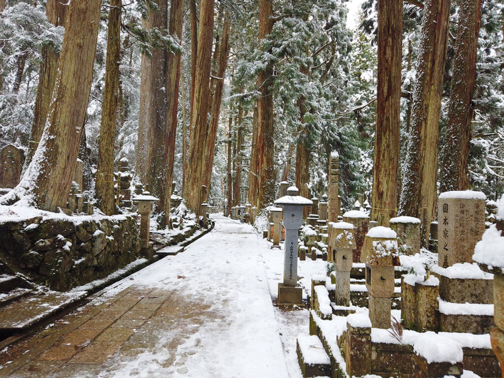 Le cimetière Okuno in de Koyasan sous la neige