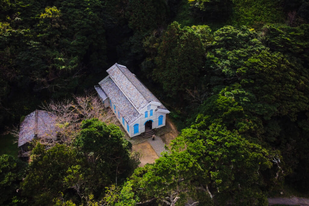 L'église Egami à Naru vue d'en haut grâce à un drone