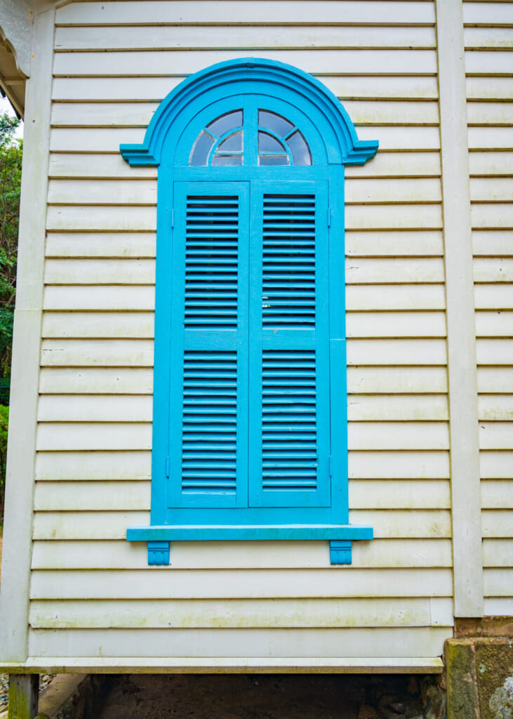 Les volets bleus de l'église Egami à Naru