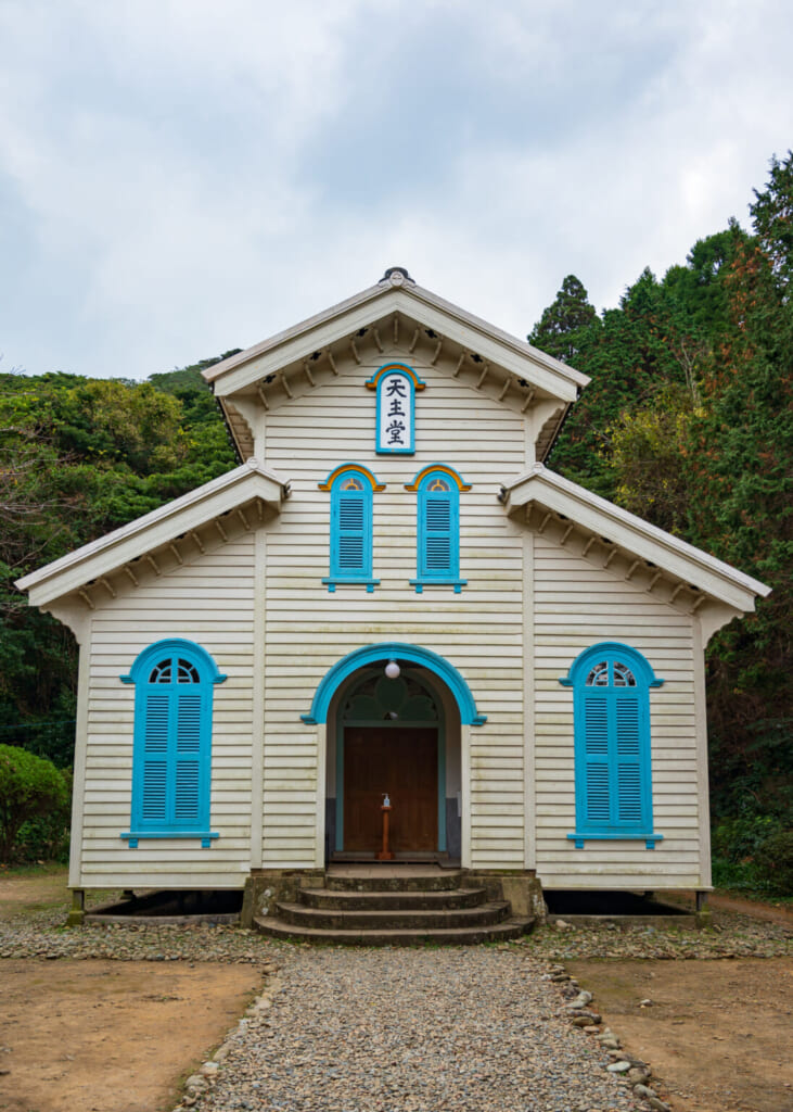Façade de l'église Egami à Naru, en bois blanc et bleu