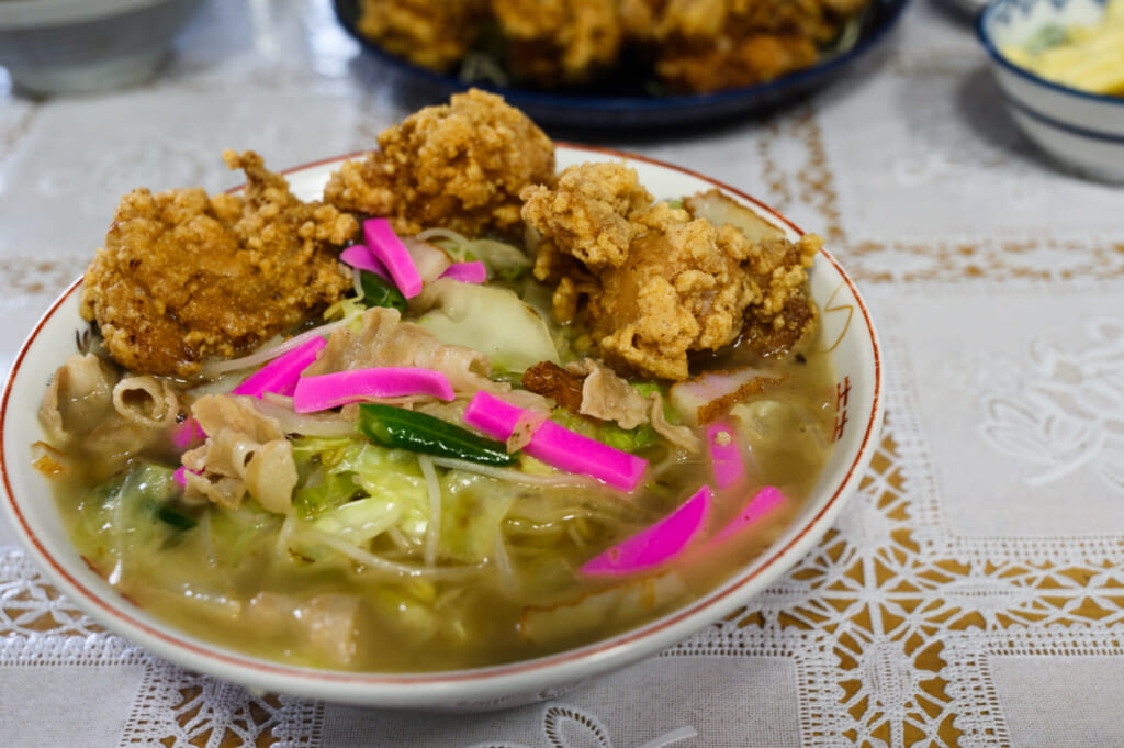 Poulet frit karaage dans un bol de ramen chanpon