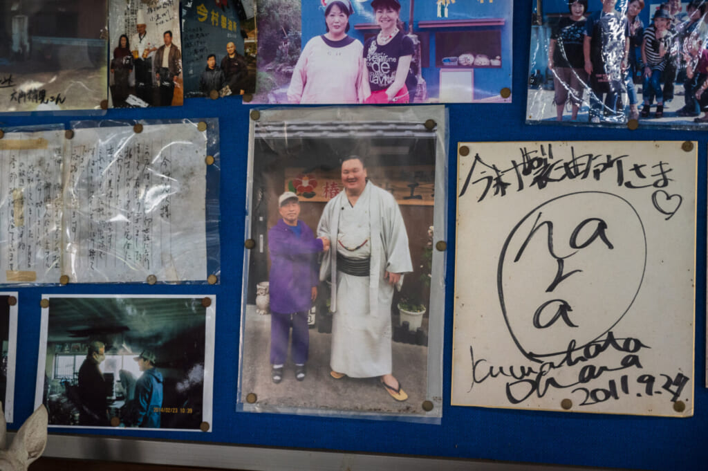 Photographie du lutteur de sumo Hakuho chez des producteurs d'huile de camélia japonais