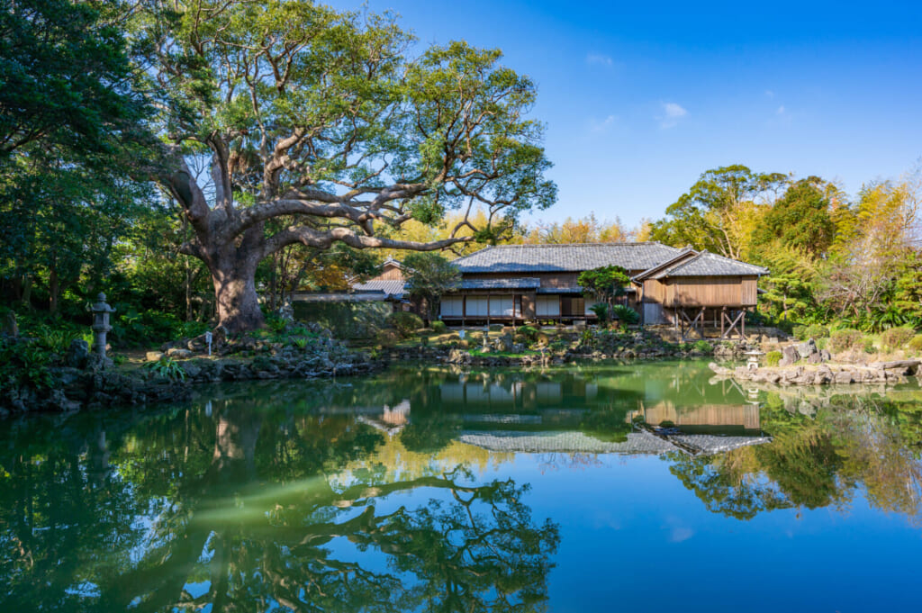 Le jardin japonais de la résidence Gotoshi et son étang