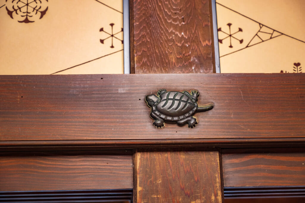 Détail architectural d'une résidence de samouraï, représentant une tortue