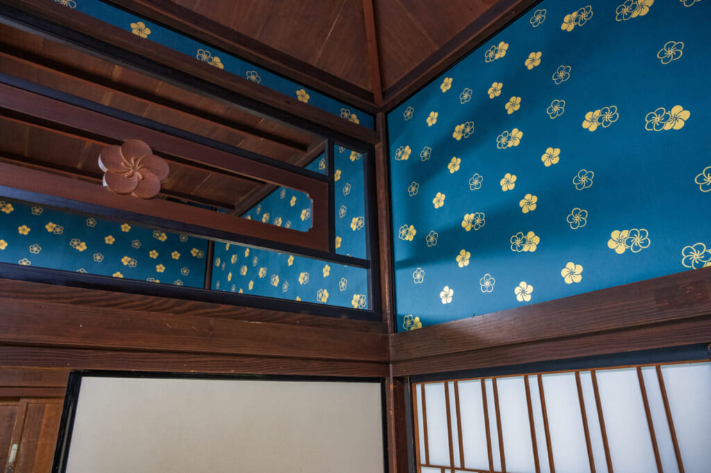Papier peint fleuri bleu et jaune dans une résidence de samouraï