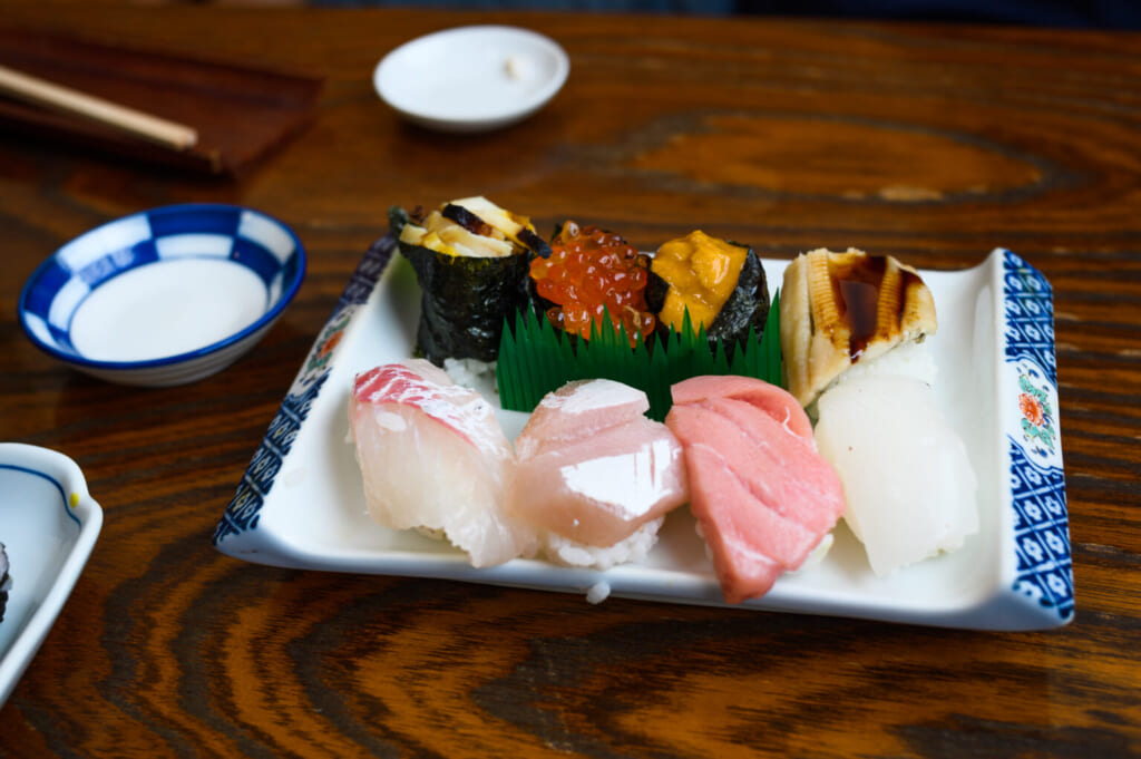 sashimi poisson frais dans un restaurant japonais
