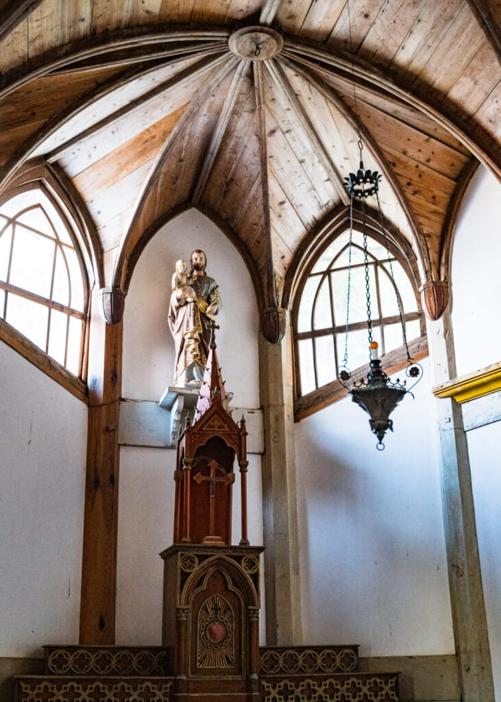 Statue religieuse sous une voûte de bois dans l'église chrétienne japonaise de Gorin