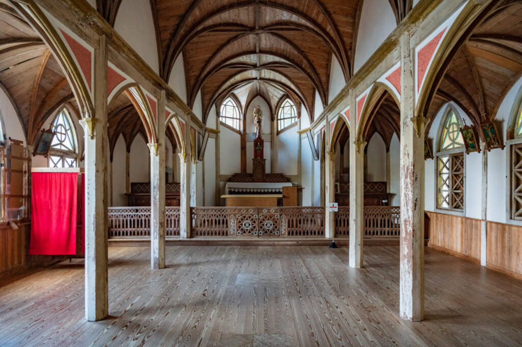 l'intérieur de l'église de Gorin : parquet et colonnades de bois soutenant des voutes en plein cintre