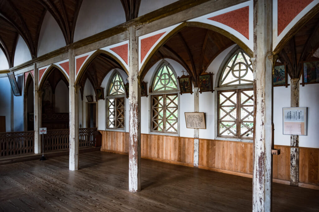 L'intérieur de l'église de Gorin : détail des colonnades et des vitraux