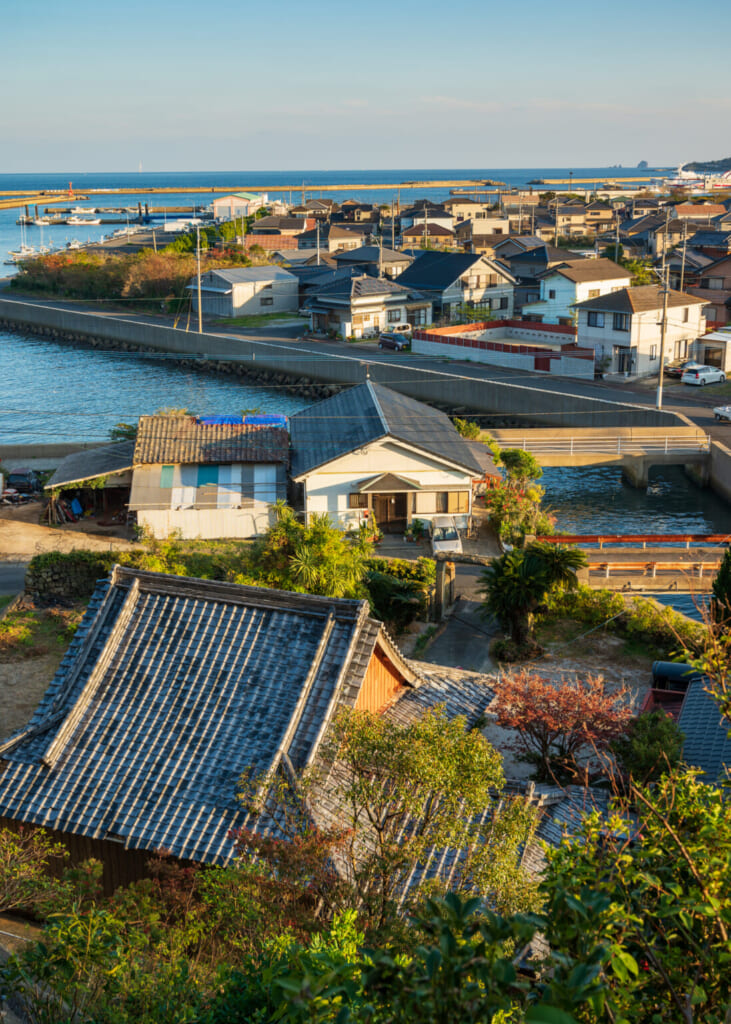 Vue sur le temple bouddhiste et le quartier où il se trouve sur l'île de Fukue