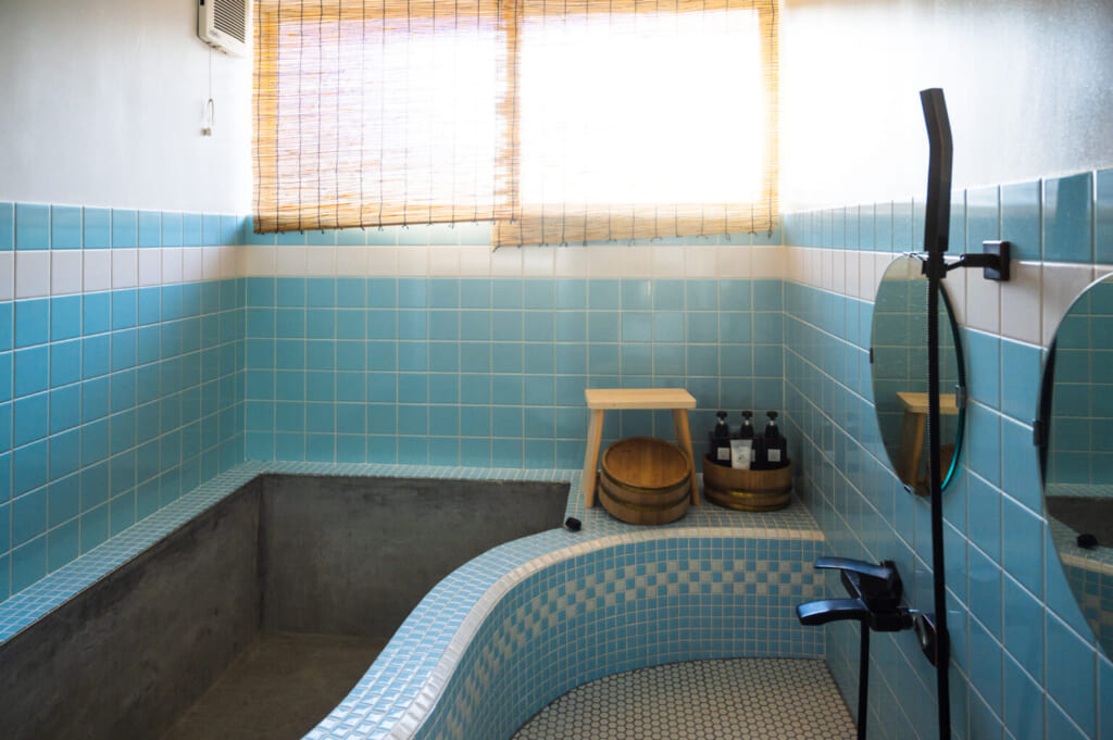 Salle de bain japonaise recouverte de carrelage bleu