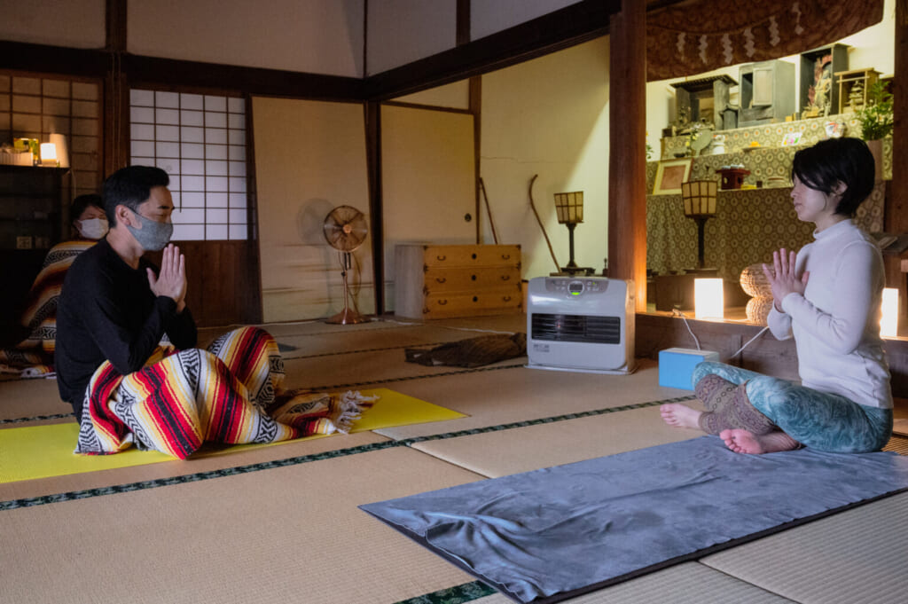 méditation dans un temple bouddhiste japonais