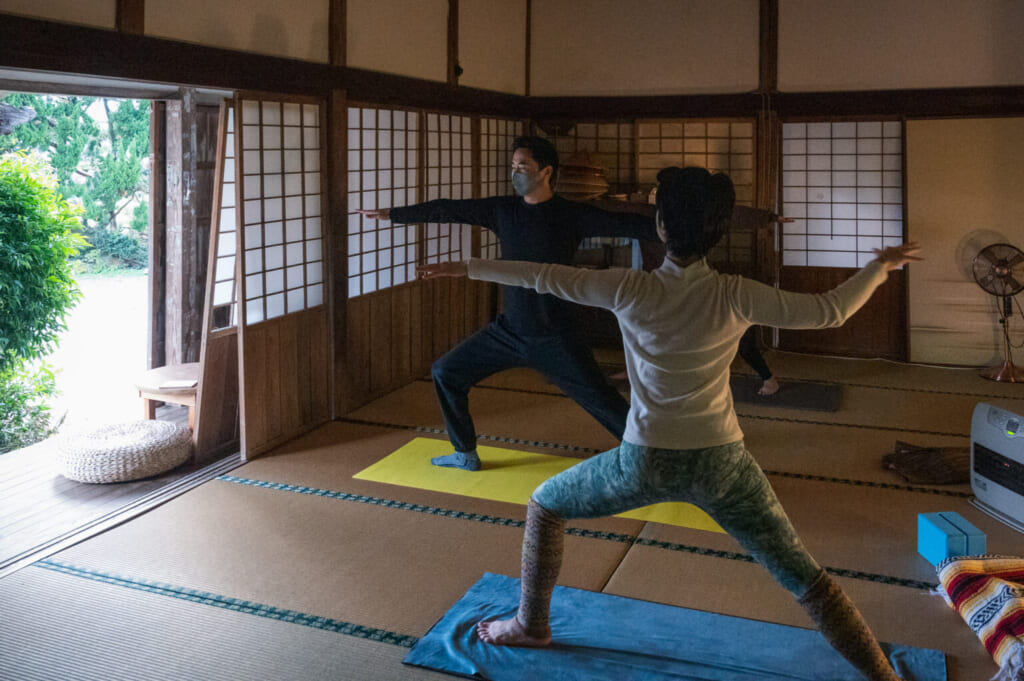 Séance de yoga matinal dans un temple bouddhiste japonais rural sur les îles Goto