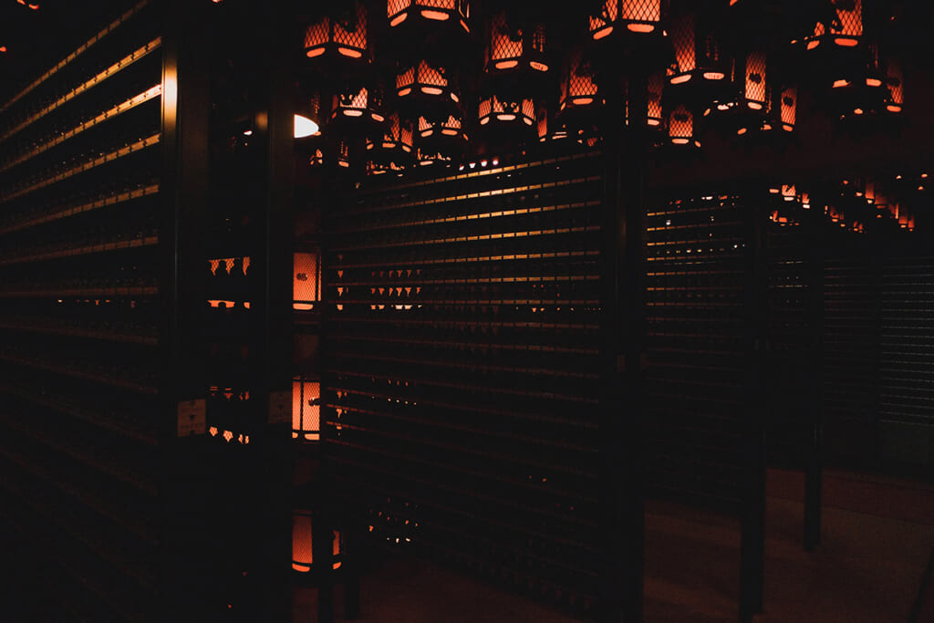 Salle des lanternes Torodou du temple Okunoin à Koyasan, plongée dans la pénombre