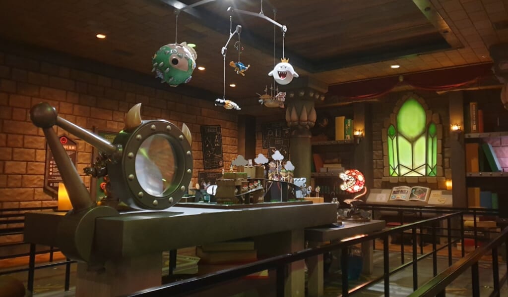 Dans la file d'attente de Super Nintendo World, de nombreux détails cachés sont dissimulés