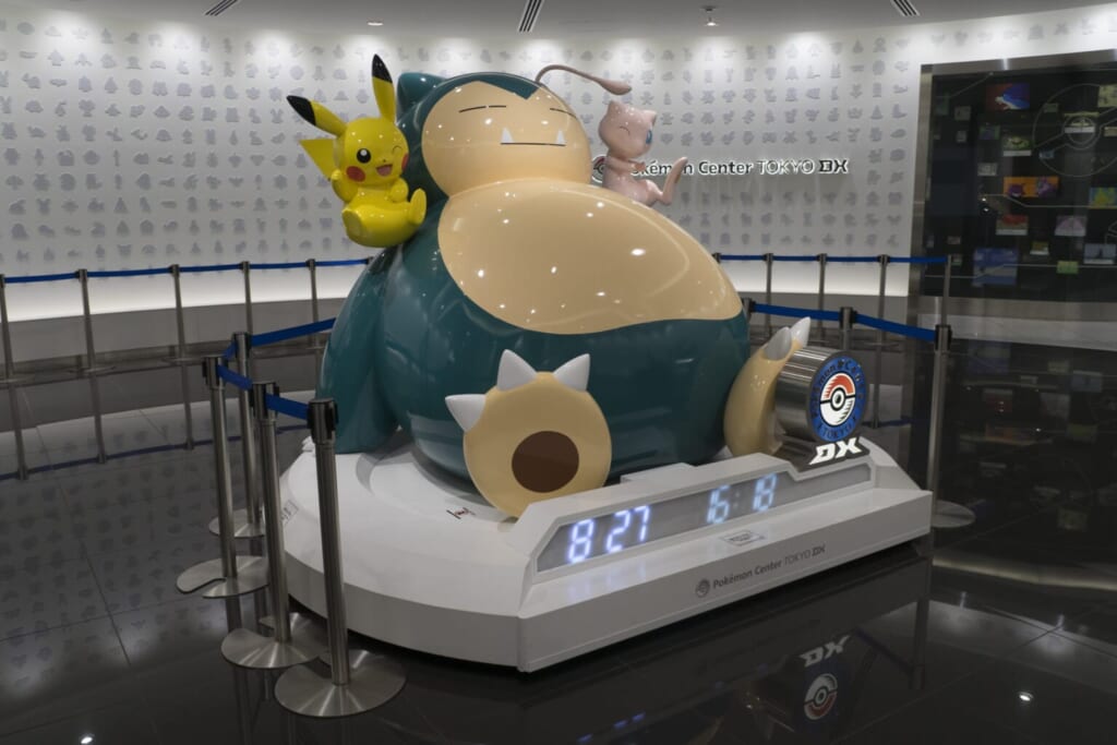 Statue représentant Rnflex, Pikachu et Mew au Pokémon Center TOKYO DX