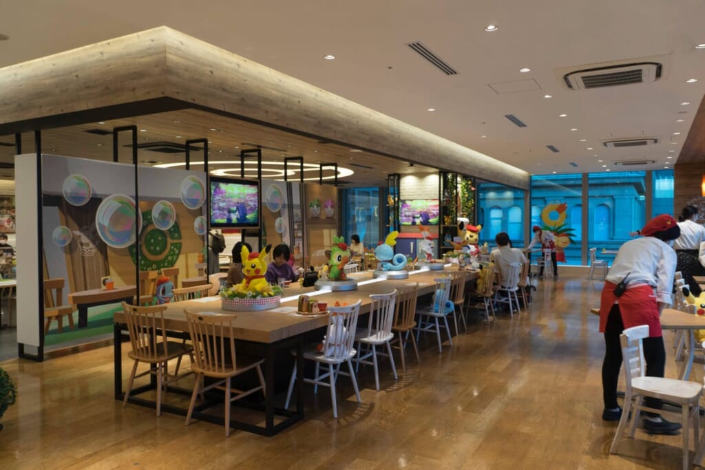 L'intérieur du Pokémon Café de Tokyo