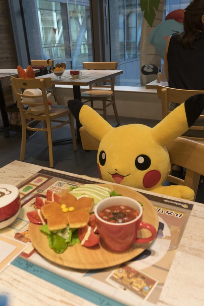 Pikachu installé dans le Pokémon café