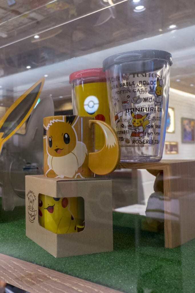 Au Pokémon Café, de nombreux souvenirs sont disponibles à la vente