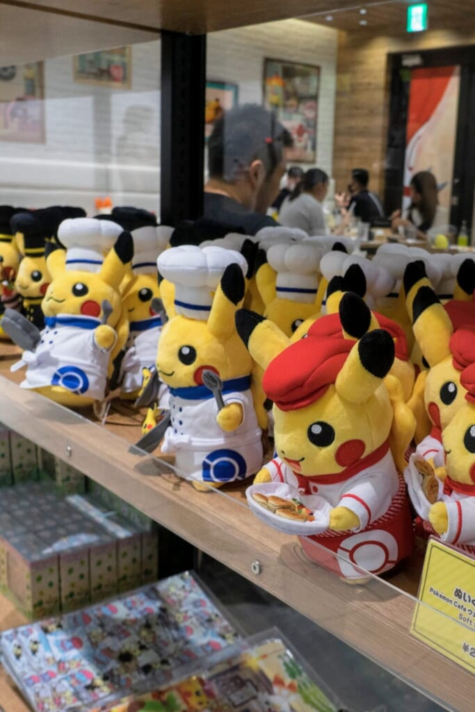 Peluches Pikachi spéciales vendues au Pokémon Café
