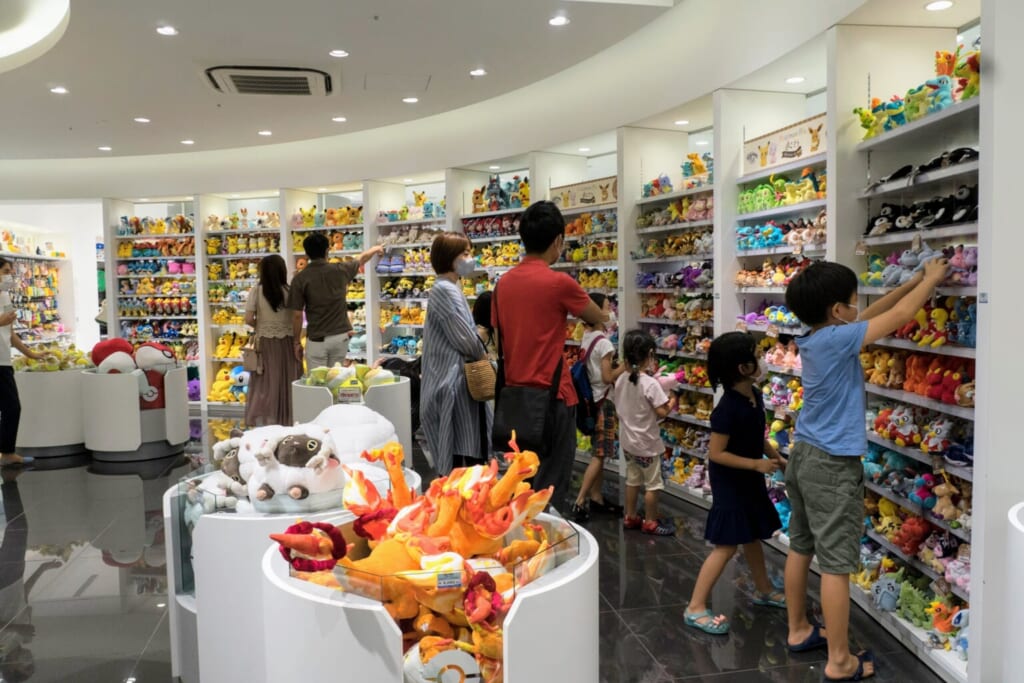 Intérieur de la boutique Pokémon Center TOKYO DX