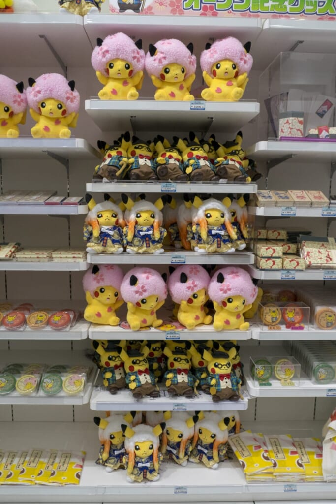 Peluches Pikachu exclusives dans un Pokémon Center au Japon