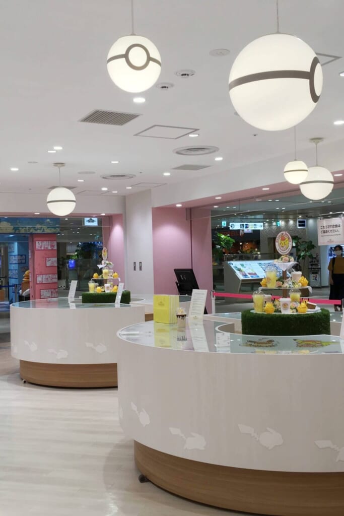 Au Pokémon Sweets, les comptoirs debout remplacent les tables et les sièges