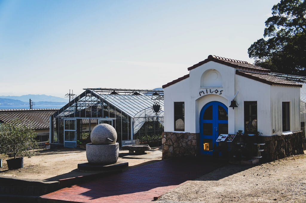 Serre et bâtiment de style grec dans le Shodoshima Olive Park