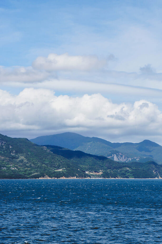 Vue sur les îles de la mer intérieure du Japon depuis un ferry