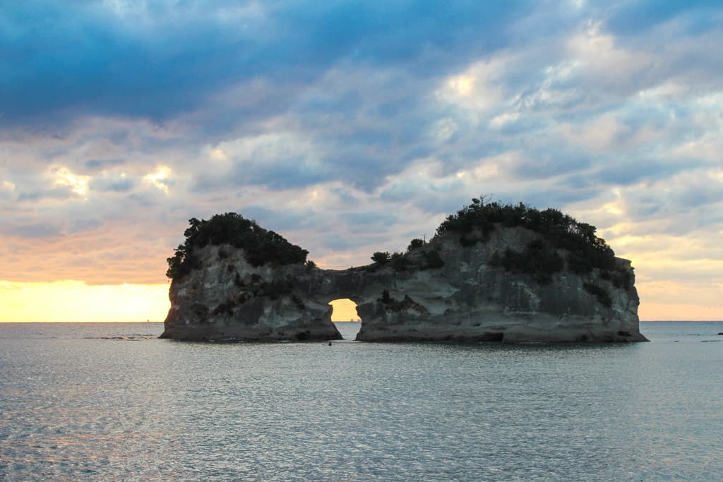 l'île d'Engetsuto à Shirahama : un îlot rocheux percé d'un trou rond où l'on peut voir le soleil se coucher. 