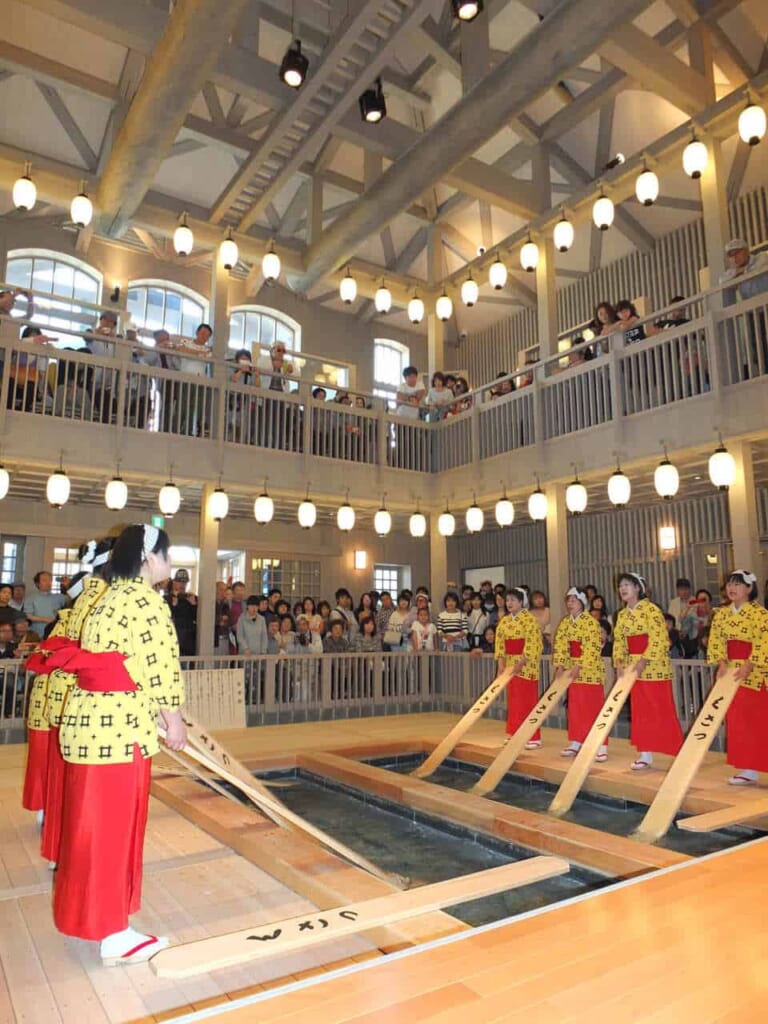 Kusatsu Onsen, Yumomi (le fait de remuer l'eau vivement)