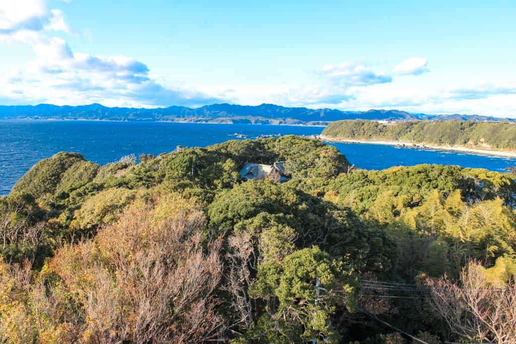 bâtiment traditionnel japonais dans la forêt au cap de Shionomisaki
