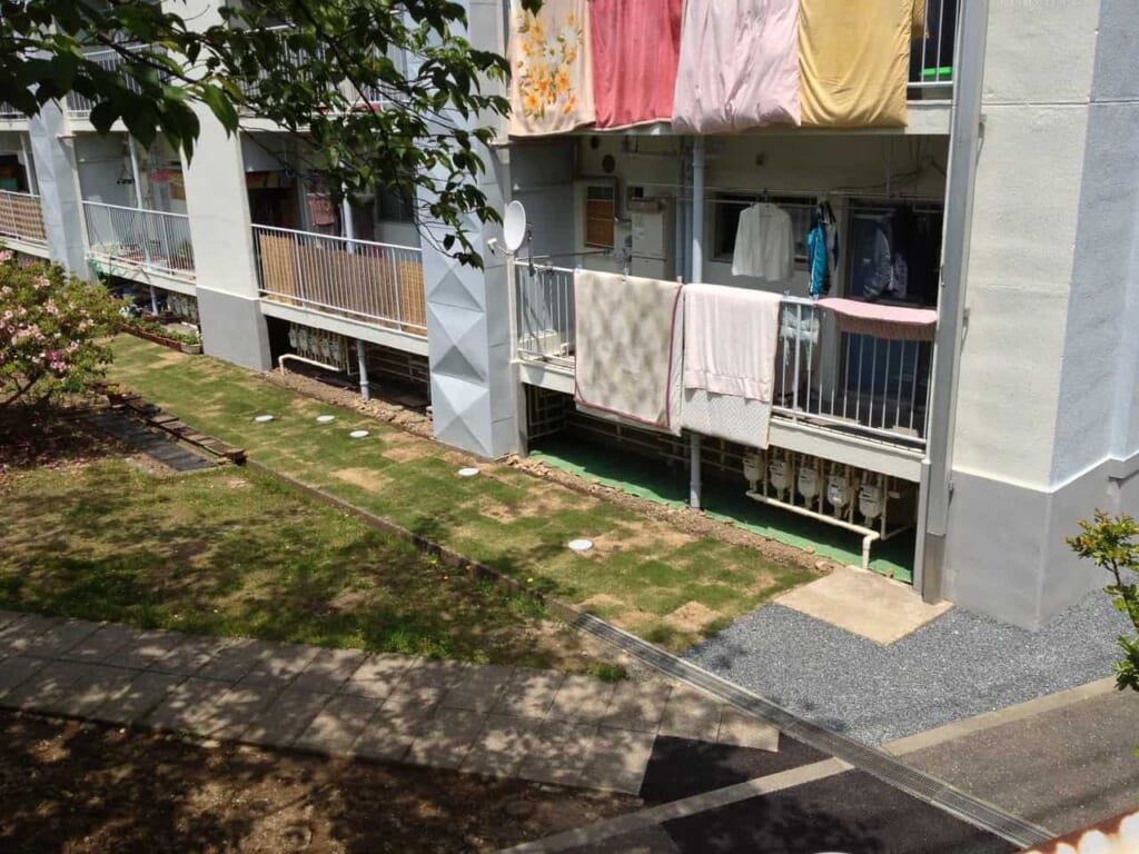 De nombreux futon séchant au soleil sur les balcons