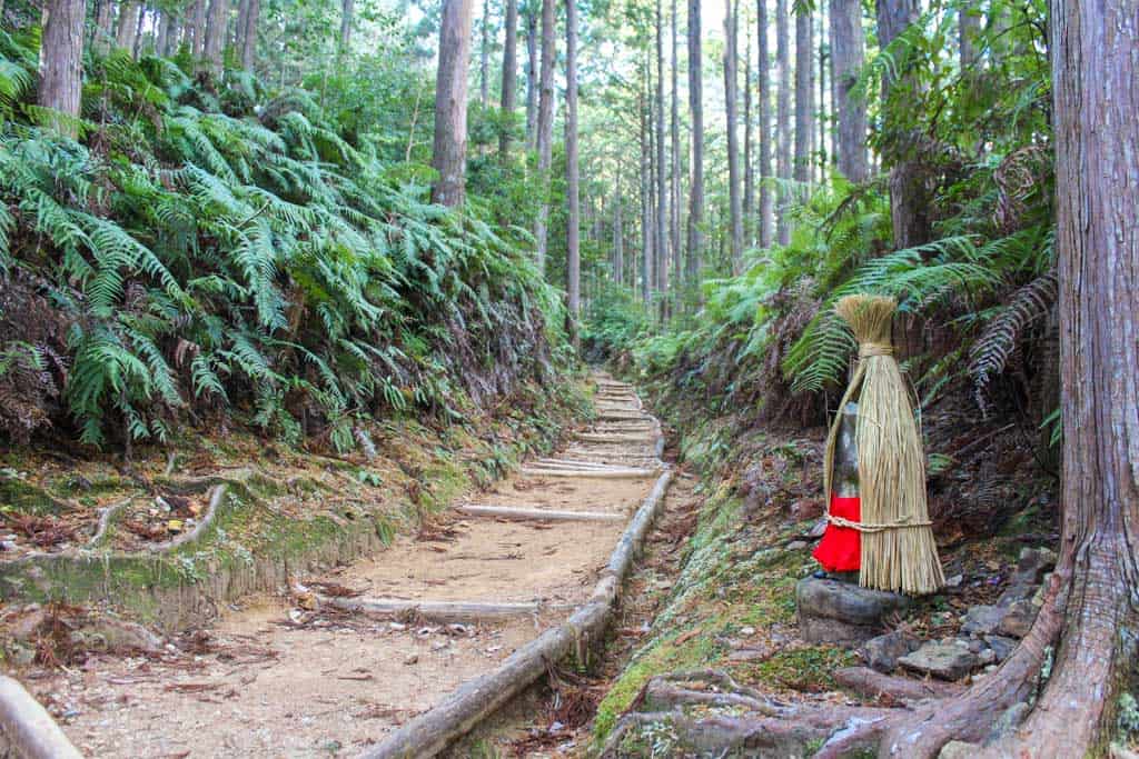 statue japonaise jizo le long d'un sentier du Kumano Kodo