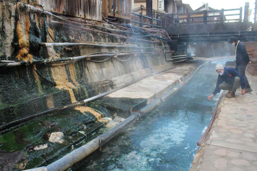 eaux thermales d'un village onsen au Japon