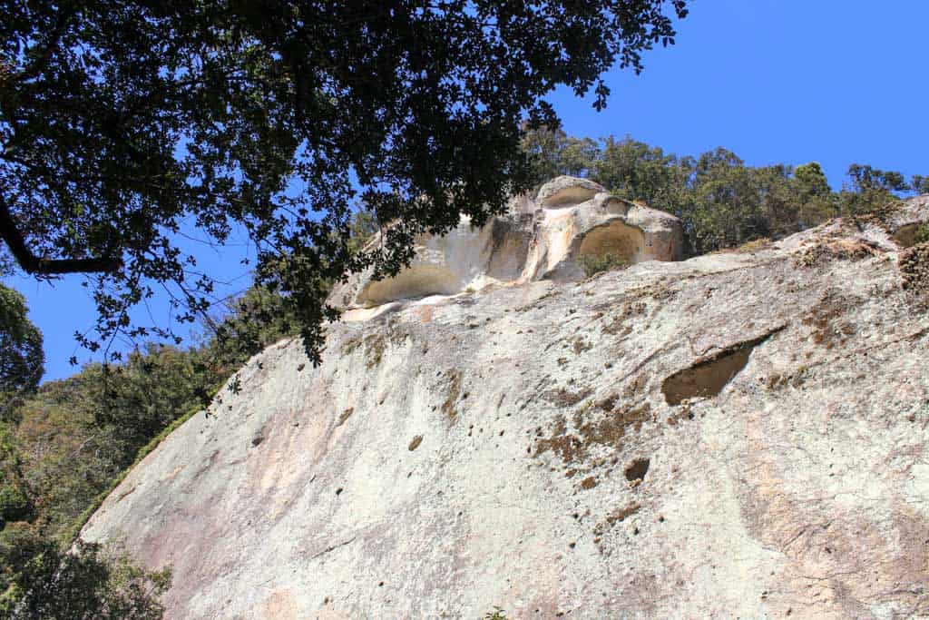 falaise face au sanctuaire Hana-no-Iwaya au Japon