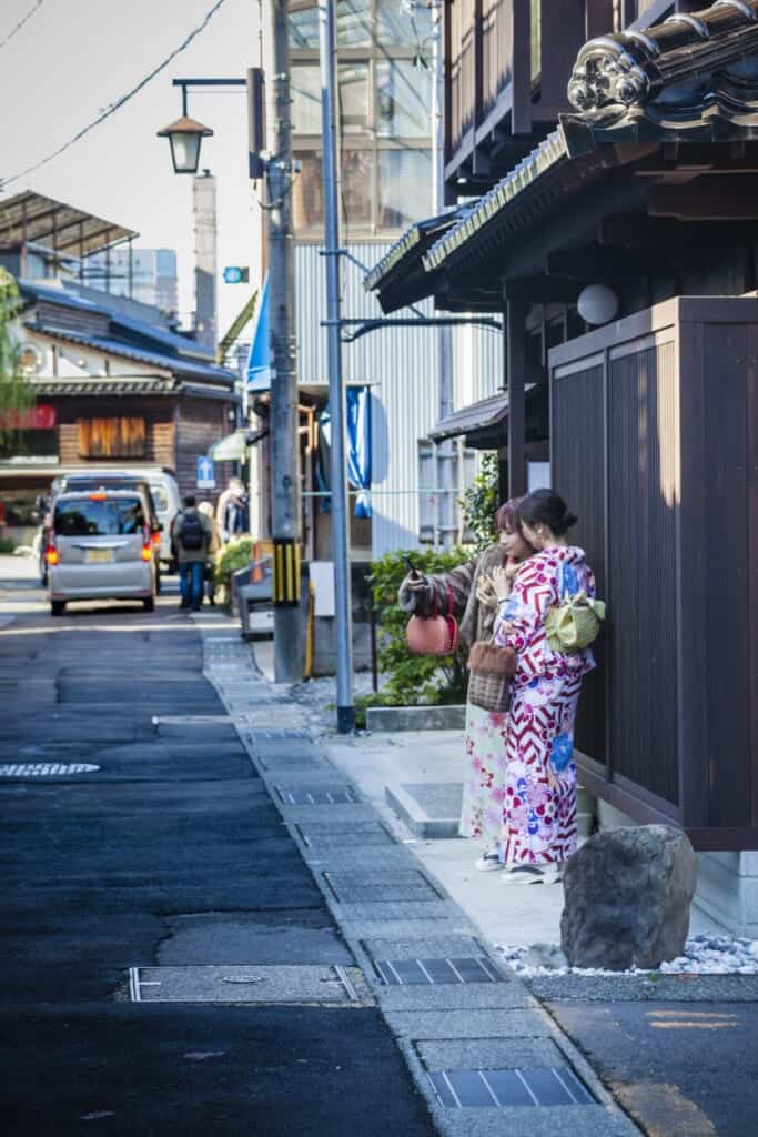 Filles en kimono à Higashi Chayagai