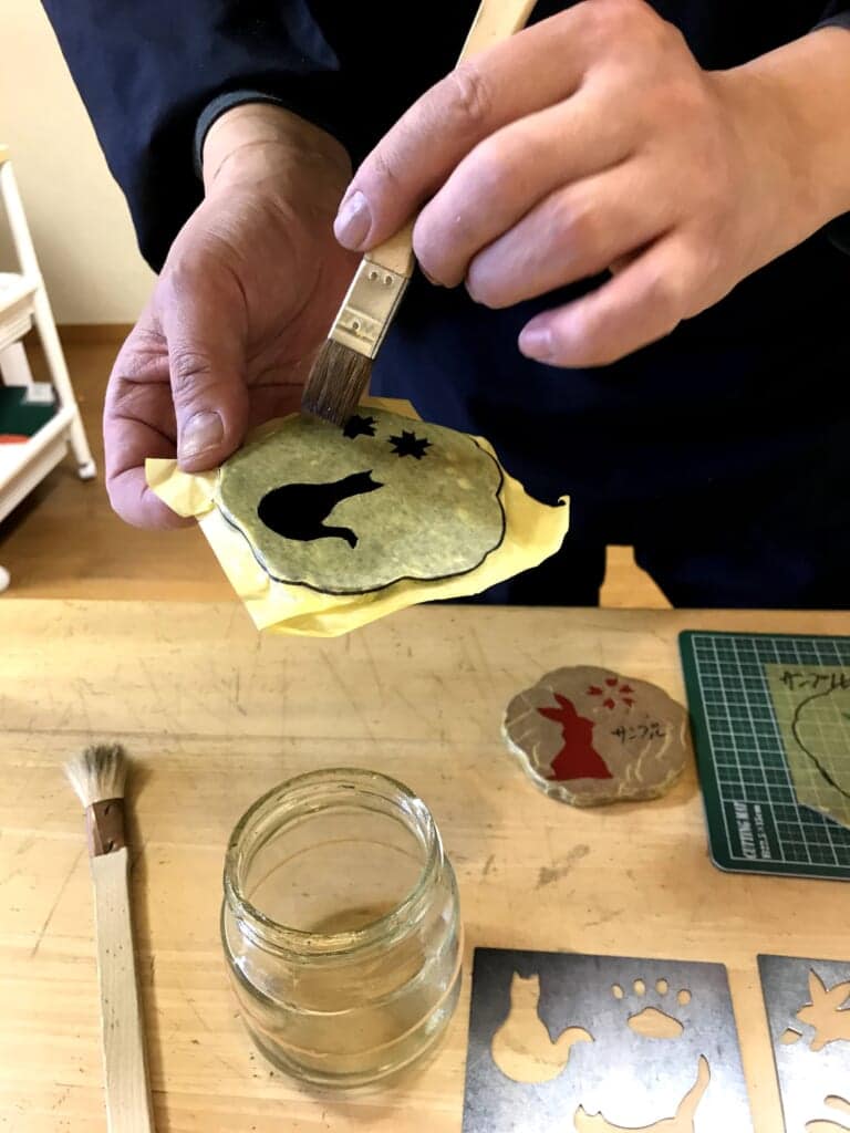 Première application de la feuille d'or