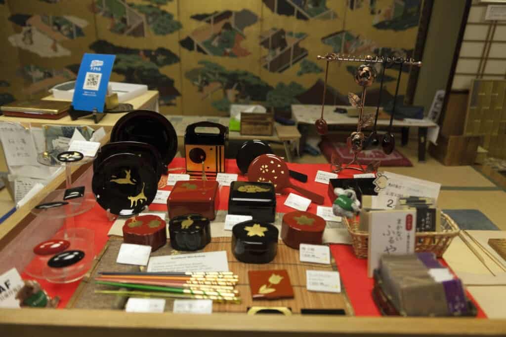 Objets d'artisanats japonais ornés de motifs en feuilles d'or