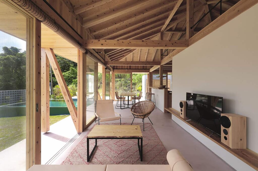 agréable villa japonaise aux murs ouverts sur le jardin