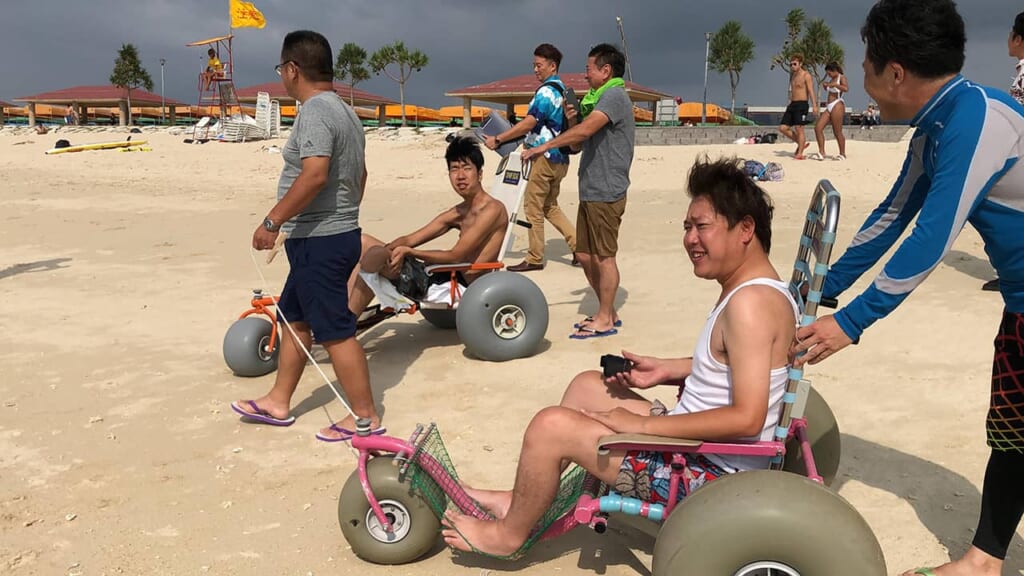 fauteils roulants adaptés à la plage sur l'île d'Okinawa
